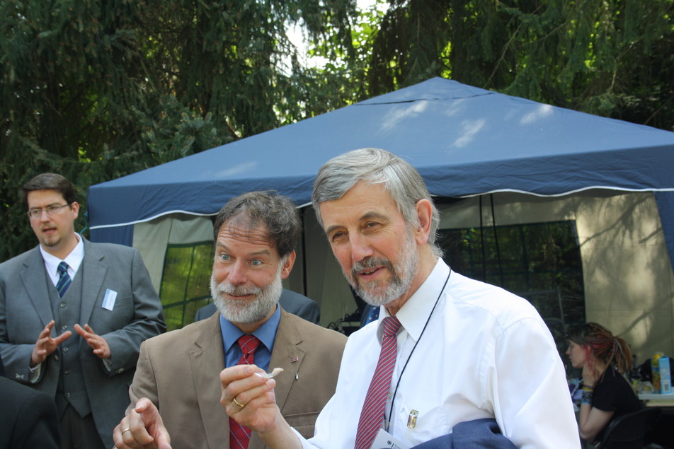 Das müssen Sie gesehen haben! Dr. Volker Häusser weist MinDirig Dr. Rainer Jäkel (BMWi) (rechts) auf die ausgestellte Zentrifuge hin (im Hintergrund: Dipl.-Ing. Thomas Strixner).