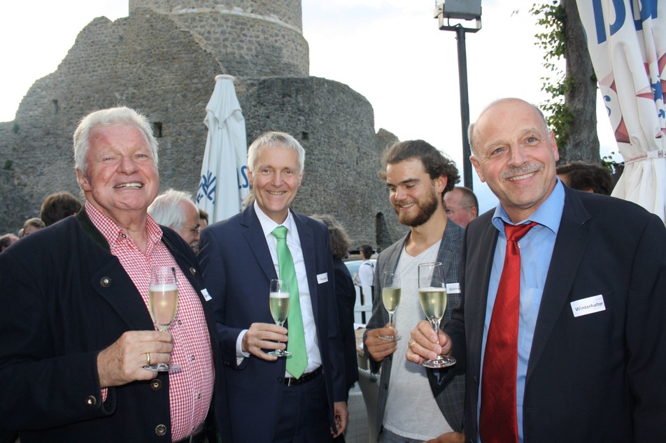 Freuen sich über das Wiedersehen beim Abendempfang auf Burg Gleiberg: Prof. Dr. Hans Steinhart, Prof. Dr. Ulrich Fischer, Jörg Gottmann und Prof. Dr. Peter Winterhalter.