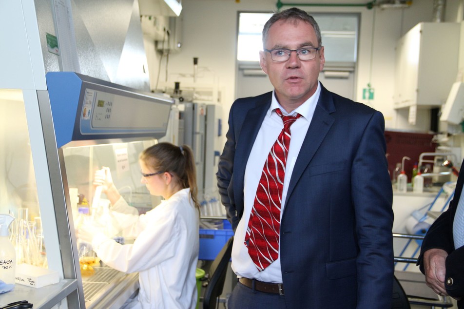 Als Gastgeber führt er gern durch das Institut für Lebensmittelchemie und Lebensmittelbiotechnologie der Universität Gießen: Prof. Dr. Holger Zorn.