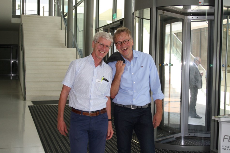 Forschen gemeinsam am Energiewende-Projekt AiF 10 EWN – und lachen gemeinsam: Prof. Dr. Ulrich Kulozik und Prof. Dr. Hermann Nirschl.