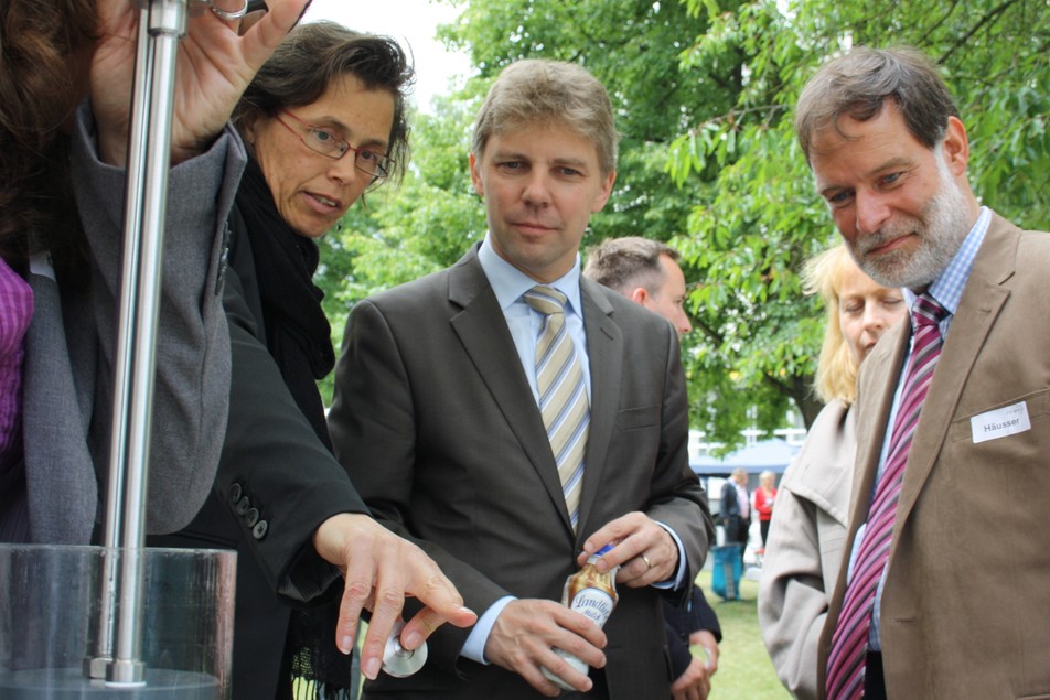 Prof. Heike P. Schuchmann erläutert Dr. Sven Halldorn (Mitte), Abteilungsleiter für Technologiepolitik im BMWi, die SHM-Technologie, deren Entwicklung vor allem aus Mitteln der Industriellen Gemeinschaftsforschung (IGF) ermöglicht wurde. Rechts: FEI-Geschäftsführer Dr. Volker Häusser.