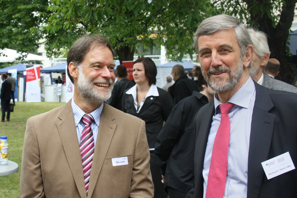 Dr. Volker Häusser begrüßt MinDirig Dr. Rainer Jäkel vom BMWi am FEI-Stand.