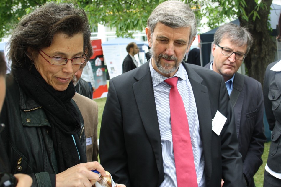 Prof. Heike P. Schuchmann erläutert MinDirig Dr. Rainer Jäkel das Energiesparwunder. Im Hintergrund: Rolf-Michael Blume, Geschäftsführer der Internationalen Forschungsgemeinschaft Futtermitteltechnik e.V. (IFF).