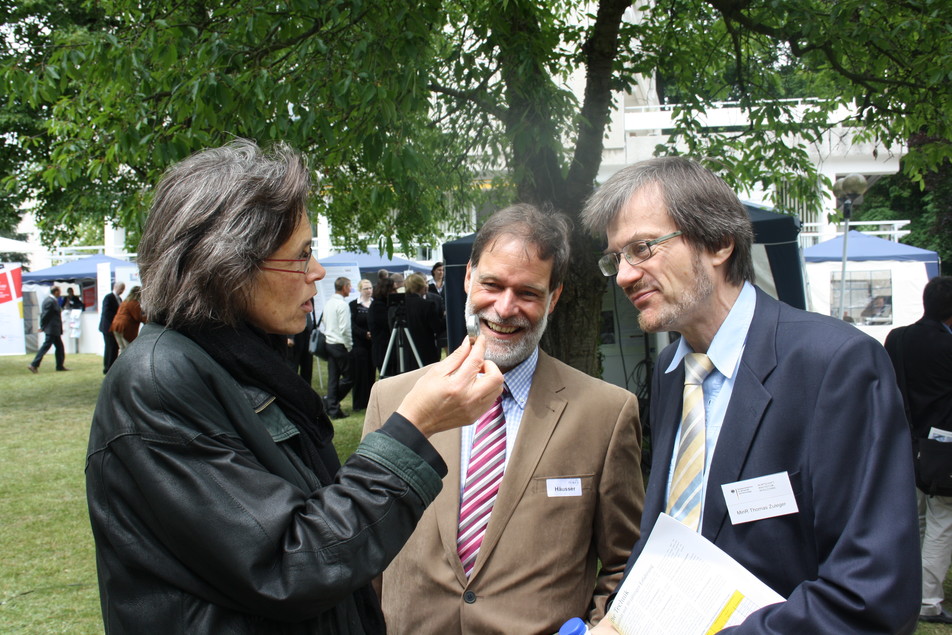 Auch MinR Thomas Zuleger (rechts) vom BMWi lässt sich die spannende Technologie von Prof. Heike P. Schuchmann erläutern.