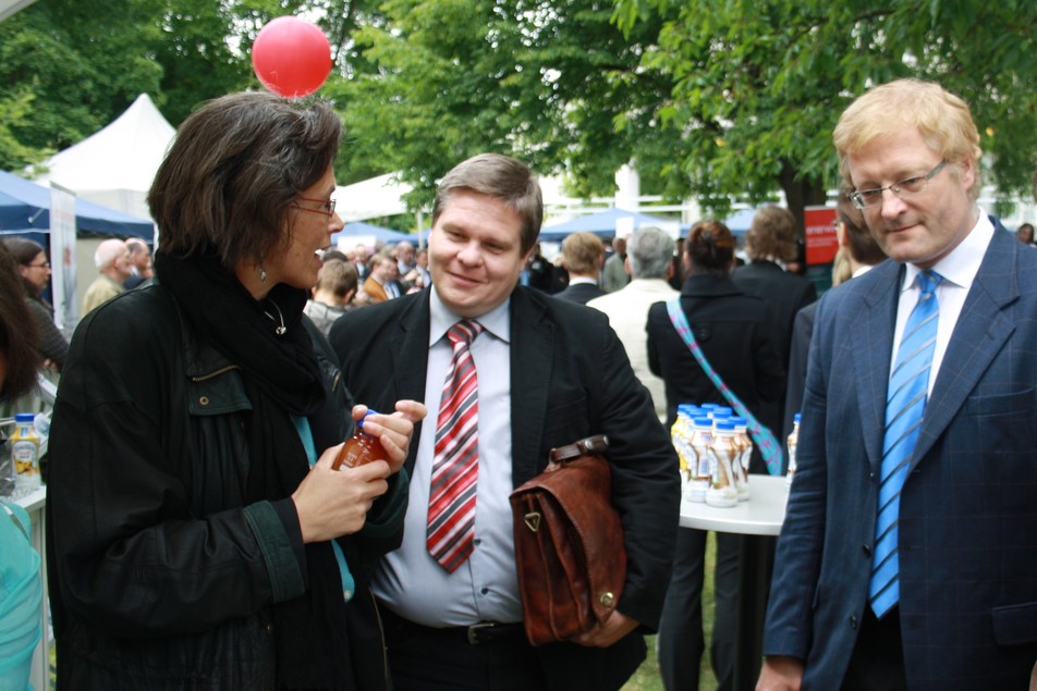 Prof. Heike P. Schuchmann im Gespräch mit AiF-Aufsichtsratmitglied Dr. Heiko Tober, Geschäftsführer der T & T medilogic Medizintechnik GmbH, und AiF-Vizepräsident Professor Dr. Matthias Rehahn, Leiter des Deutschen Kunststoff-Instituts e.V. (DKI).