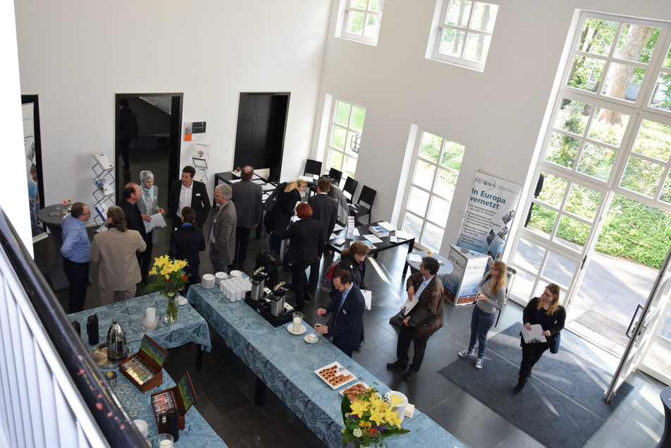 Im Foyer des Uniclubs: Die ersten Teilnehmer treffen ein.