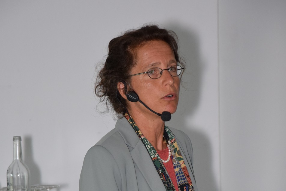 Prof. Dr. Antje J. Baeumner stellt im Rahmen ihres Vortrags Schnelltests und Lab-on-a-Chip-Systeme zum Nachweis von Fremdstoffen und spezifischer Bestandteile in Lebensmitteln vor.