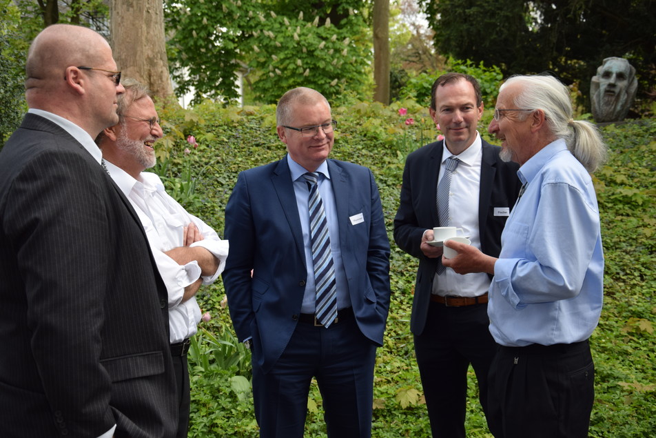 Für den Austausch sind Kaffeepausen wichtig: Martin Ammann, Prof. Dr. Siegfried Scherer, Dr. Christian Hummert, Prof. Dr. Markus Fischer und Prof. Dr. Rudi F. Vogel im Gespräch.