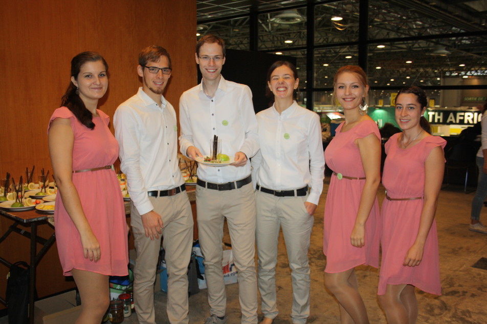 Ein bisschen Aufregung gehört dazu: Das KIT-Team kurz vor der Präsentation. Von links nach rechts: Yvonne Schwegler, Nico Leister, Felix Preiss, Mara Silber, Mareike Schmalz und Sabine Schneider.