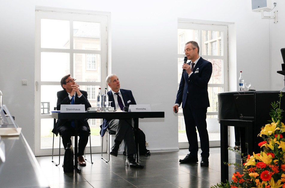 Die Moderatoren PD Dr. Martin Steinhaus (Leibniz-LSB@TUM) und Prof. Dr. Jörg Hinrichs (Uni Hohenheim) beim Vortrag von Dr. Gerhard Krammer (Symrise AG).
