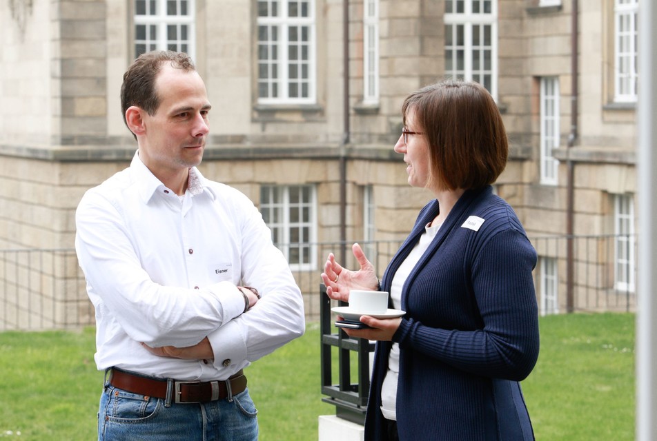 Gelegenheit zum Gespräch bot die Kaffeepause auch für Dr. Matthias D. Eisner (Yili Innovation Center Europe) und Dr. Katja Riedel (BRAIN Biotechnology Research And Information Network AG).