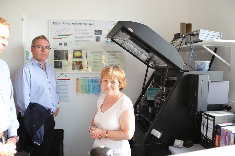 Dr. Ute Bindrich (DIL) erläutert die enormen Möglichkeiten, die sich mit der Rasterkraftmikroskopie ergeben. Links: Prof. Dr. Holger Zorn (Universität Gießen).