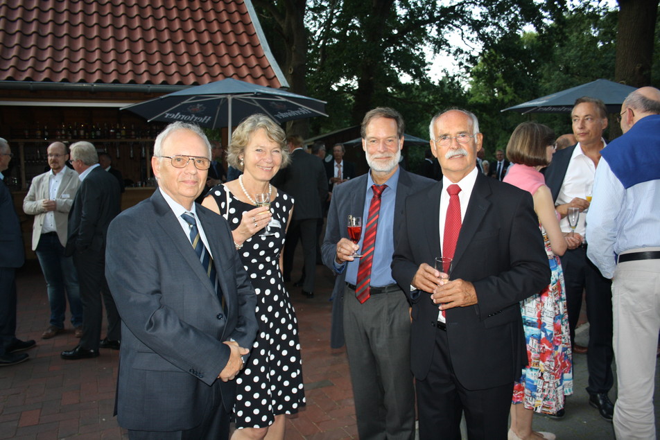 Beim Sektempfang: Prof. Dr. Gerald Muschiolik (vorm. Universität Jena), Dr. Elke Stich (Drest GmbH), Dr. Volker Häusser (FEI) und Dr. Peter Transfeld (ÖHMI Innovation GmbH) im Gespräch.