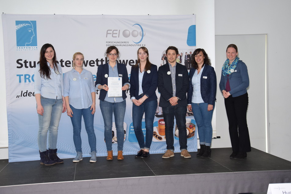 Die Betreurin Prof. Dr. Cornelia Rauh (rechts) freut sich mit ihrem Team über die erfolgreiche Teilnahme.