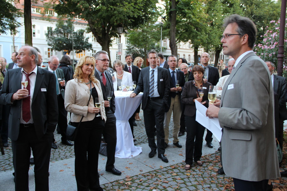Dr. Götz Kröner (rechts) begrüßt die Gäste auf der Karlsburg Durlach zum Abendempfang.