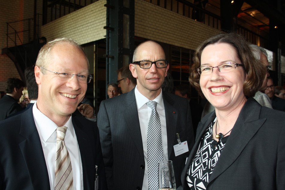 Gemeinsame Sache für die IGF (von links): AiF-Vizepräsident Dr. Eduard Neufeld, AiF-Geschäftsführer Dr. Burkhard Schmidt und RD'in Ullrike Blankenfeld vom BMWi.