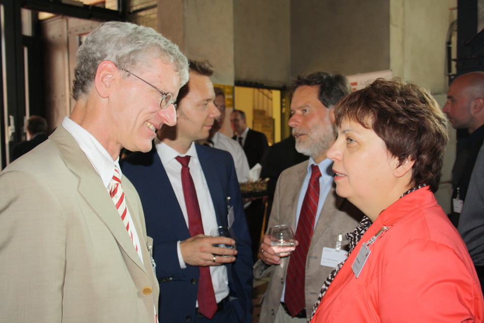 Prof. Dr. Ulrich Kulozik (TU München) im Gespräch mit Dr. Erika Hinzmann (Wissenschaftsförderung der Deutschen Brauwirtschaft). Im Hintergrund: IVLV-Geschäftsführer Dr. Tobias Voigt (links) und FEI-Geschäftsführer Dr. Volker Häusser (rechts).