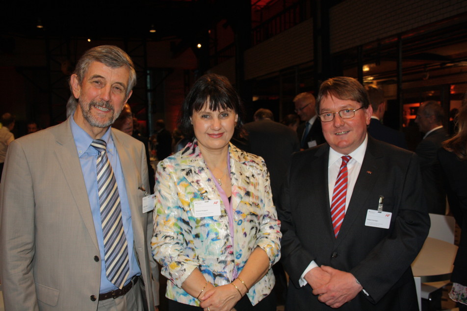 IGF sorgt auch für gute Laune! Von links: MinDirig Dr. Rainer Jäkel vom BMWi, AiF-Präsidentin Yvonne Proppert und AiF-Vereinsgeschäftsführer Robert Huintges.