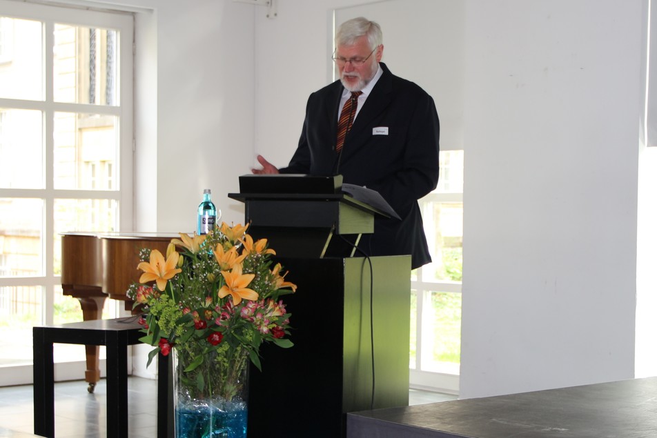 Dr. Udo Spiegel bei seiner Laudatio für die Gewinner.