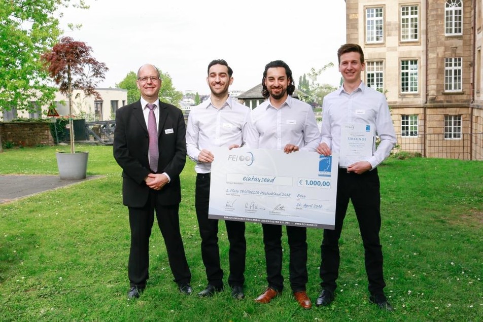 Super gemacht! Als Team-Betreuer gratuliert Prof. Dr. Rainer Benning seinen Studenten Moin Lotfi Aloucheh, Thair Tobias Layes und Kilian Kranert von der Hochschule Bremerhaven zu Platz 2.