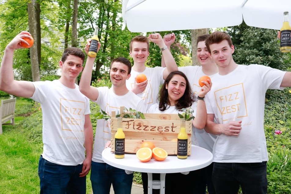 Platz 3 für das "Fizzzest"-Team von der Hochschule Ostwestfalen-Lippe! Wir gratulieren herzlich: Lukas Penner, Michael Radermachers, Julian Hantke, Yeliz Gökdemir, Alexander Ruthe und René Martens.