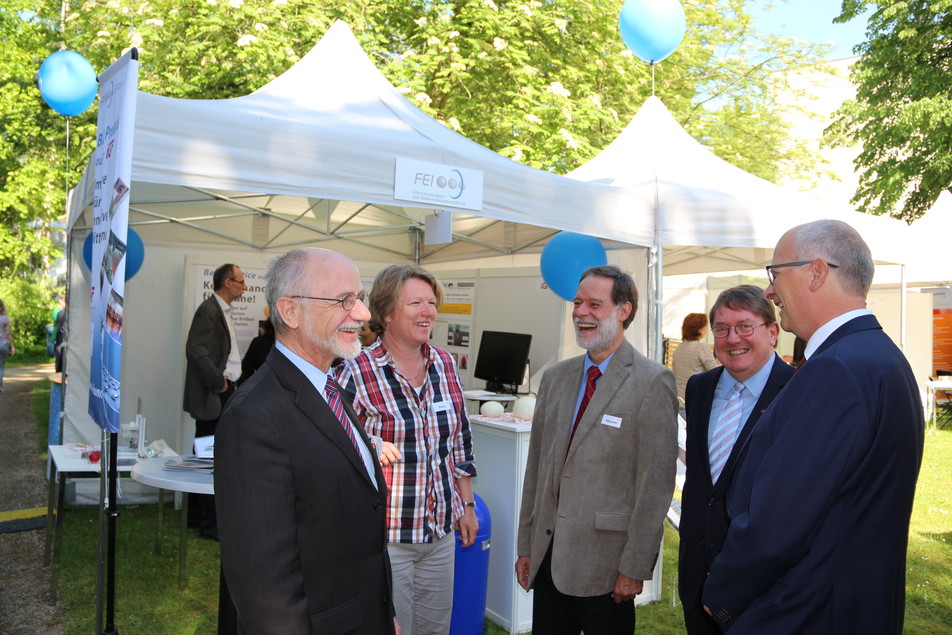 Prof. Peggy Braun, Universität Leipzig und FEI-Geschäftsführer Dr. Volker Häusser (3. v. r. ) im Gespräch mit Prof. Alfred Iwainsky, Gesellschaft zur Förderung angewandter Informatik (GFaI), Berlin, Robert Huintges, AiF, Köln, und Dr. Stefan Haep, Institut für Energie- und Umwelttechnik (IUTA), Duisburg.