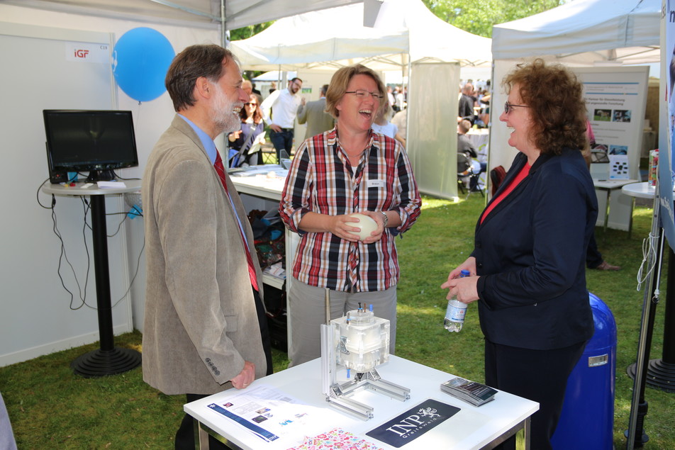 Dr. Margarete Neudecker (rechts), BMWi-Referat "Industrieforschung für Unternehmen, Innovationsberatung" lässt sich die Potentiale der Plasmatechnologie im Lebensmittelsektor von Dr. Volker Häusser, FEI, und Prof. Peggy Braun, Universität Leipzig, erläutern.