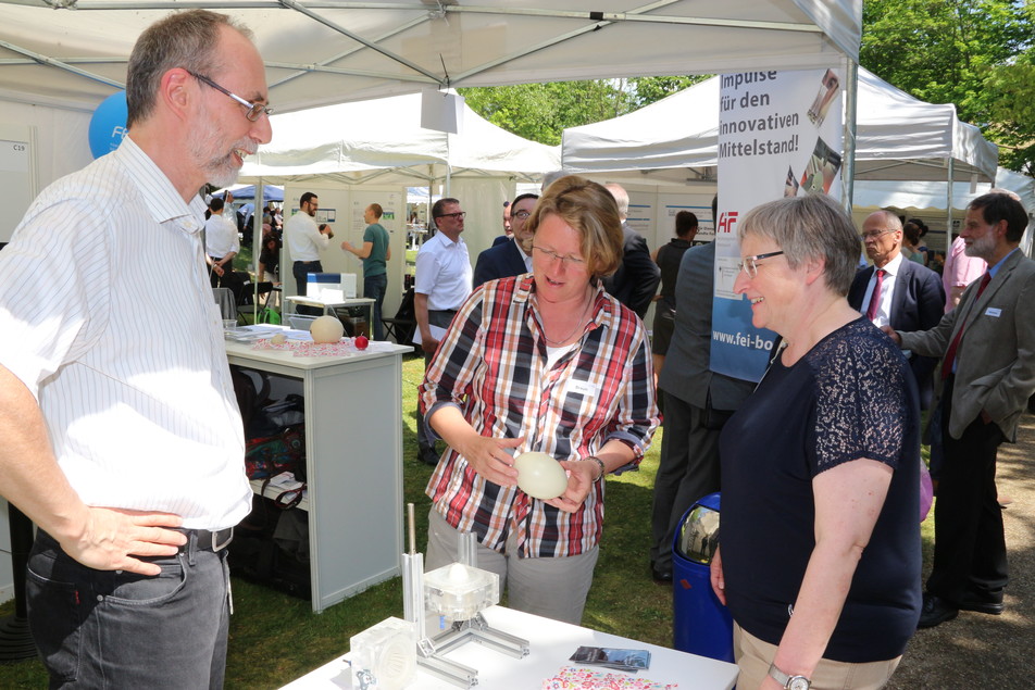 Dr. Barbara Barunke von der AiF (rechts) lässt sich vom Plasma-Experten Dr. Jörg Ehlbeck vom Leibniz-Institut für Plasmaforschung und Technologie (INP) in Greifswald und Prof. Peggy Braun von der Universität Leipzig das Verfahren genau erklären.