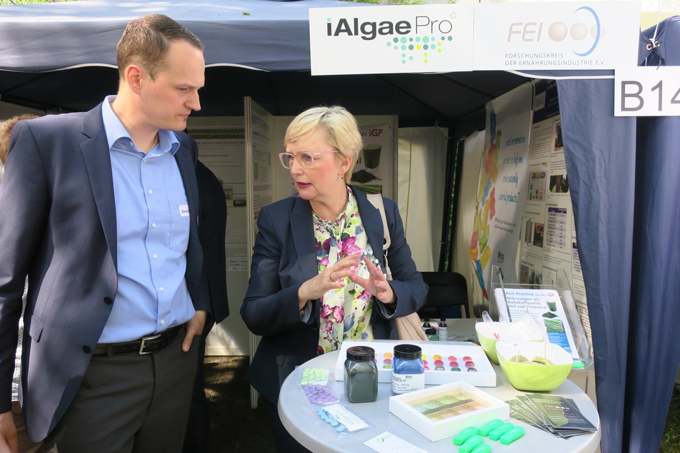 MdB Andrea Wicklein (rechts) stattet auch dem FEI-Stand B15 einen Besuch ab. Dr. Michael Sandmann vom ILU zeigt ihr die Ergebnisse des CORNET-Projekts.