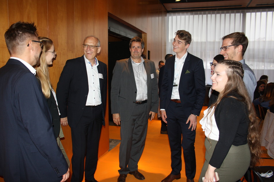 Das KIT-Team im Gespräch mit Vertretern der Döhler GmbH, die zur Preisverleihung gekommen sind.