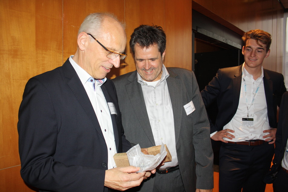 Direkt überzeugt von "kof.co": Martin Tolksdorf und Stefan Hörger von der Döhler GmbH, die das Unternehmen auf der SIAL vertreten und zur Preisverleihung gekommen sind.