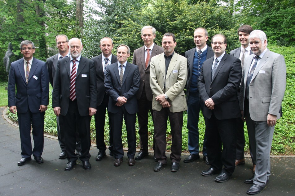 Der Moderator und die Referenten des 13. FEI-Kooperationsforums (von links nach rechts): Prof. Dr. Antonio Delgado, Prof. Dr. Peter Czermak,  Dr. Bernhard Roth,  Dr. Karl Ludovici, Prof. Dr. Reinhard Kohlus, Prof. Dr. Dr. Jörg Hinrichs, Prof. Dr. Eckhard Flöter, Prof. Dr. Thomas Becker, Prof. Dr. Jochen Weiss, Prof. Dr. Stefan Töpfl und Prof. Dr. Dr. Peter Schieberle.