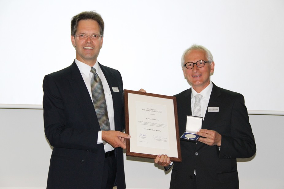 Der FEI-Vorsitzende Dr. Götz Kröner überreicht die Hans-Dieter-Belitz-Medaille an Dr. Bernd Schartmann.