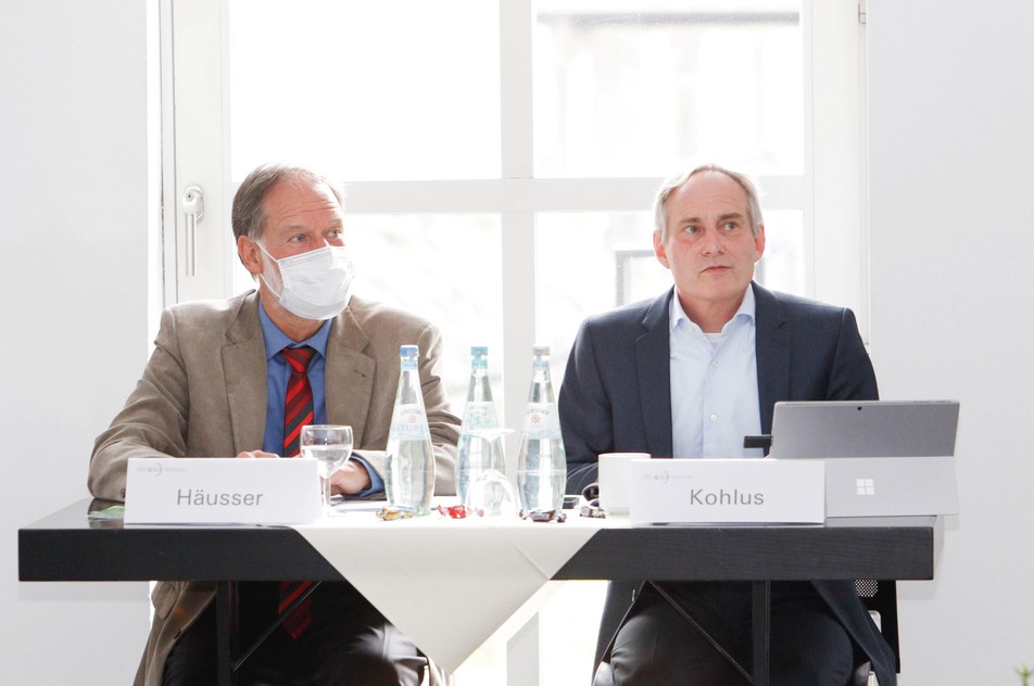 Am Moderatorentisch: FEI-Geschäftsführer Dr. Volker Häusser und Moderator und Referent Prof. Dr. Reinhard Kohlus (Universität Hohenheim).