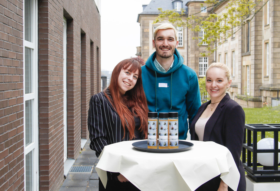 Monika Cerniauskaite, Frederik Meissner und Elvira Bechtold (v.l.n.r.) haben das fermentierte Getränk "A:live" entwickelt.