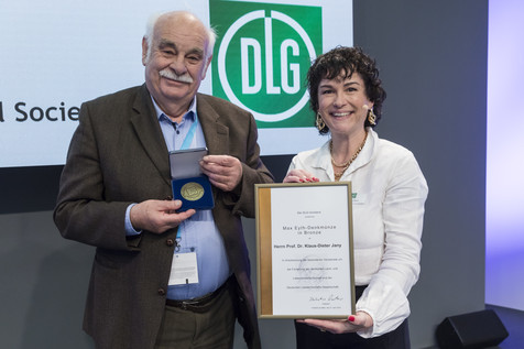 DLG-Vizepräsidentin Prof. Dr. Katharina Riehn überreicht auf der Anuga FoodTec die Urkunde und die Max-Eyth-Denkmünze an Prof. Dr. Klaus-Dieter Jany.