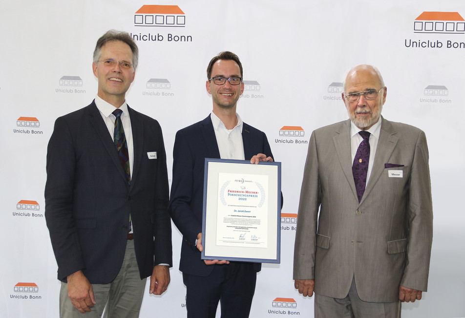 Ausgezeichnet für seine herausragende Dissertation: Dr. Jacob Ewert mit der Urkunde, die ihm zuvor der FEI-Vorsitzende Dr. Götz Kröner (links) überreicht hat. Erster Gratulant ist der Namensgeber des Preises, Prof. Dr. Dr. Friedrich Meuser (rechts).