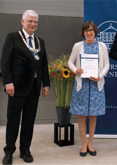 Der Rektor der Universität Hohenheim, Prof. Dr. Stephan Dabbert, überreicht Dr. Christine Borsum die Urkunde zum Professor-Wild-Award.