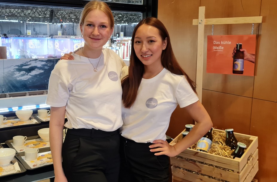 Laura Caspereit und Thao Tran von der TU Berlin am ECOTROPHELIA-Stand ihrer Produktidee "Golden Barley" in Paris.