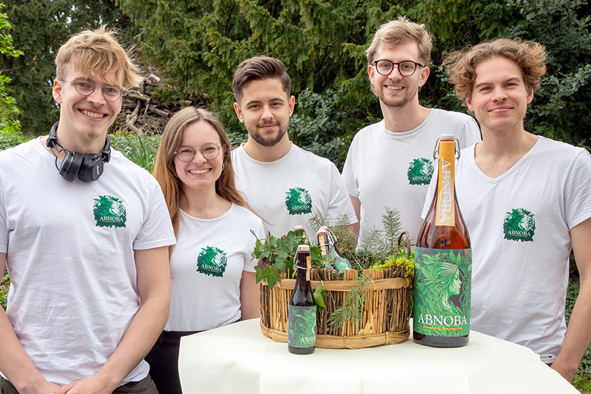 Das Siegerteam vom KIT: Laurids Pernice, Bianka Bohnacker, Richy Bergmann, Felix Tham und Jonathan Noll (v.l.) präsentieren ihre sagenumwobene Produktidee „ABNOBA“