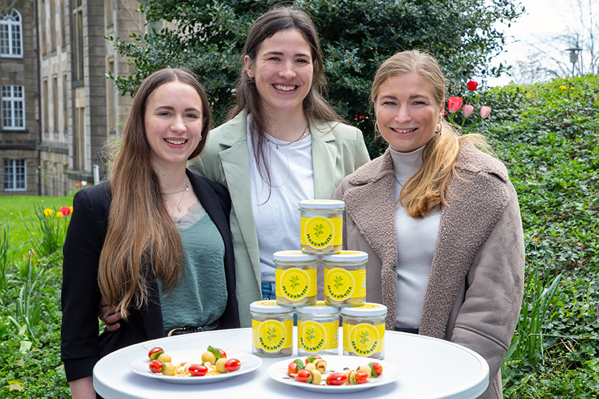 Freuen sich über den 2. Platz: Paulina Welzenbach, Cora Schmetzer mit Anna-Lena Wahl von der Uni Hohenheim (v. l.)