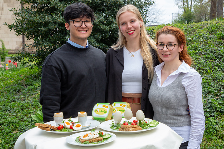 Die Produktidee von Quan Phan, Katharina Feldmann und Swetlana Schurr (v. l.) von der TU Berlin wurde mit Bronze ausgezeichnet