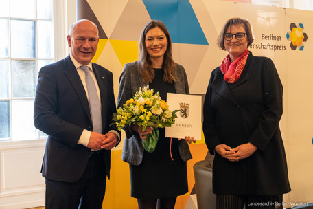 Verleihung des Berliner Wissenschaftspreises in der Kategorie "Nachwuchs": Regierender Bürgermeister Kai Wegner, Preisträgerin Anja Maria Wagemans, Wissenschaftssenatorin Ina Czyborra (v.l.n.r.)