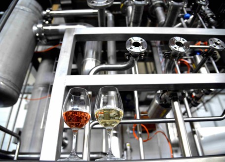 Eine Vakuum-Destillations-Anlage kommt im Entalkoholisierungsprozess zum Einsatz.