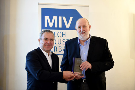 Dr. Hans Besner (links), Vorsitzender der Arbeits-gruppe Forschung im MIV, übergibt im Rahmen der Preisverleihung am 24. November 2022 den MIV-Preis an Prof. Dr. Thomas Kleinschmidt (rechts).