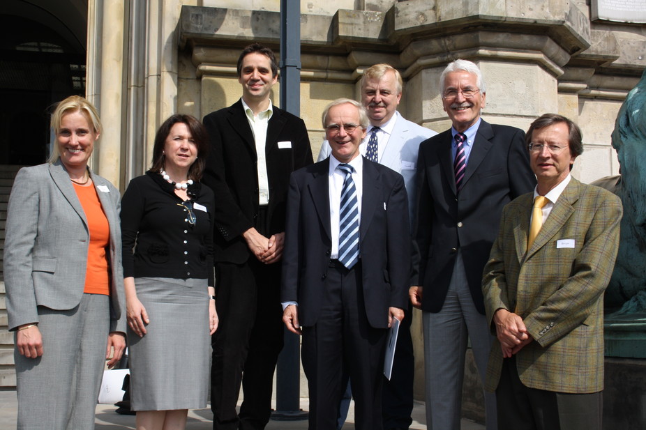 Präsentierten bei strahlendem Sonnenschein ihre Forschungsergebnisse in Hannover: Prof. Karin Schwarz, Prof. Barbara Becker, Prof. Mirko Bunzel, Prof. Rudolf Eggers, Prof. Waldemar Ternes, Dr. Jürgen Kohnke (FEI-Vorsitzender) und Prof. Ralf G. Berger