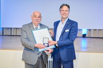 Der FEI-Vorsitzende Dr. Götz Kröner überreicht die Hans-Dieter-Belitz-Medaille an Prof. Dr. Klaus-Dieter Jany.