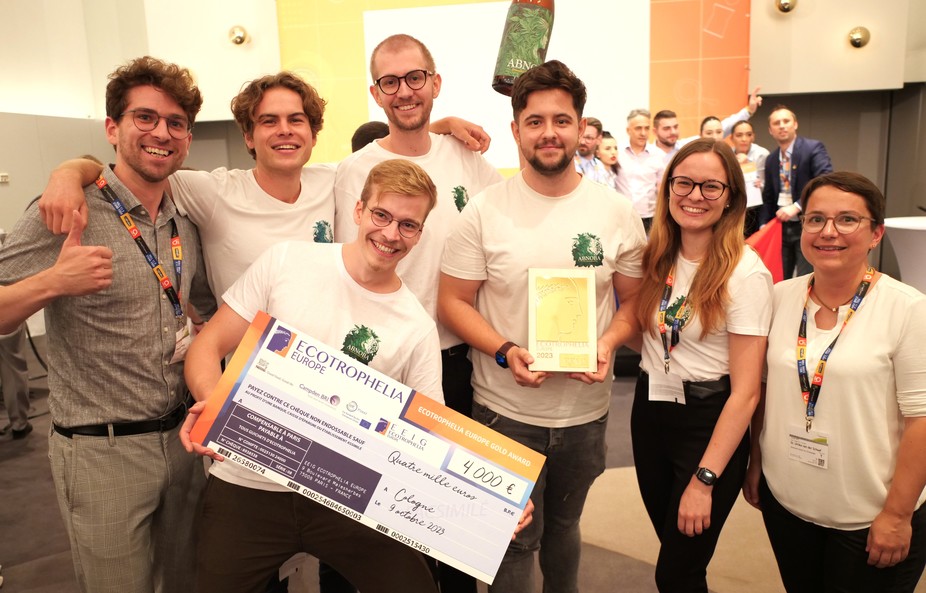 Sagenhaft! Das Team des KIT holt Gold mit "ABNOBA"! Ganz links: Betreuer Sebastian Höhne. Das Team: Jonathan Noll, Laurids Pernice (mit großem Scheck!), Felix Tham, Richy Bergmann und Bianka Bohnacker (v. l.). Ganz rechts: Betreuerin Dr. Ulrike van der Schaaf.