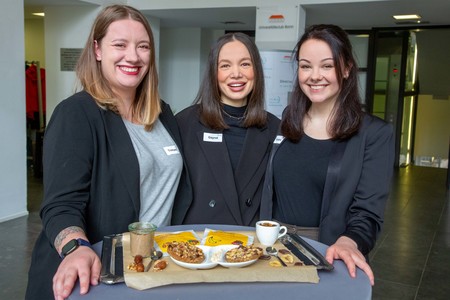 Das Siegerteam der Hochschule Bremerhaven: Saskia Trompell, Berna Gayret und Jovana Komlenic (v. l.)