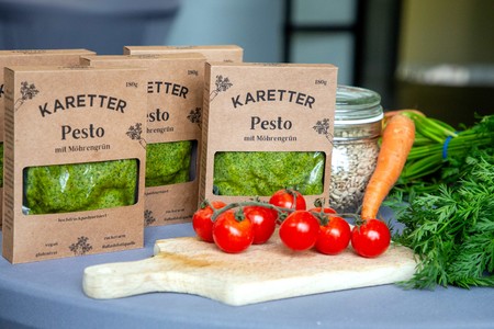„Karetter Pesto“ ist ein Pesto aus Presskuchen und Karottengrün als Grundlage.